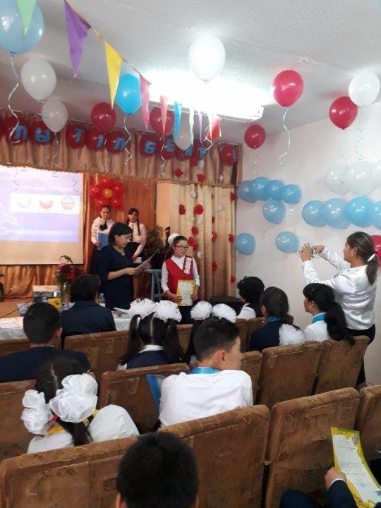 Рухани жаңғыру бағдарламасы "Тәрибе және білім" кіші бағдарлама аясында "Сөз-тілдің көркі жобасы бойынша өткізілген "Үш тұғырлы тіл бекеті" фестивалі